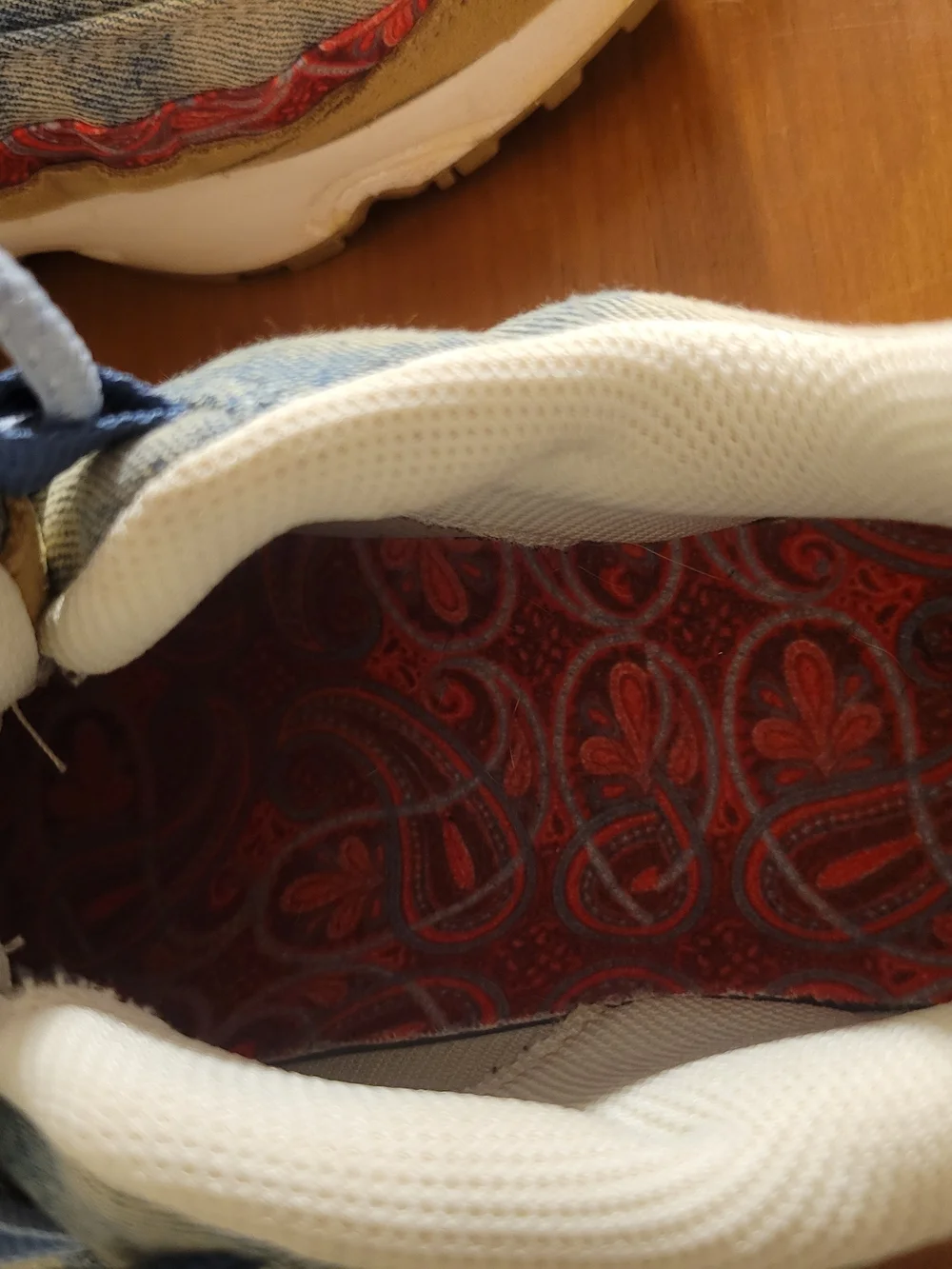 Airmax 97 Big girls Denim Lace-Up Sneakers in Light Blue. Size 7y